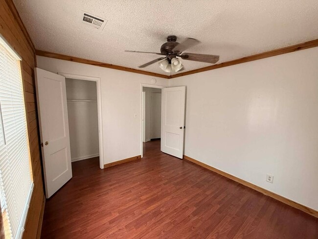 Building Photo - Adorable Renovated 2-Bed, 1-Bath with Garage—Enjoy the Charm of West Tulsa Living Near River Parks