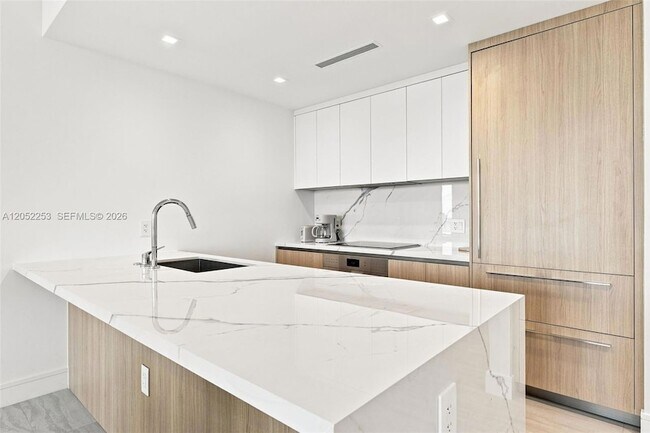 Building Photo - 2411 Laguna Cir