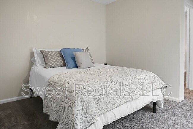 Building Photo - 124 Larkspur Dr