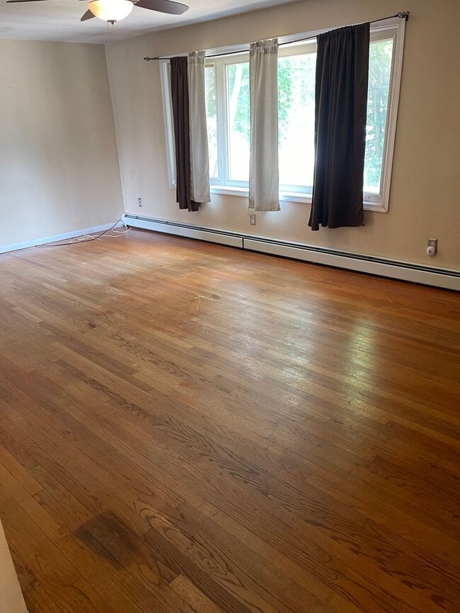 Building Photo - 3 Bedrooms - 2 Full Baths Ranch style