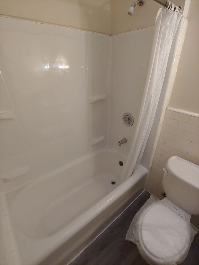 Building Photo - 5903 N Mascher St