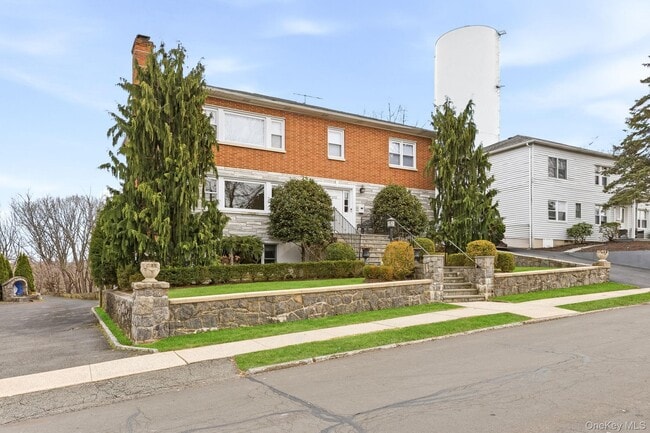 Building Photo - 222 Park Ave E