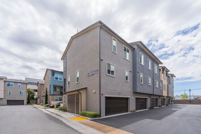 Building Photo - Newer townhome rental located in the gated One Seven Eight community!
