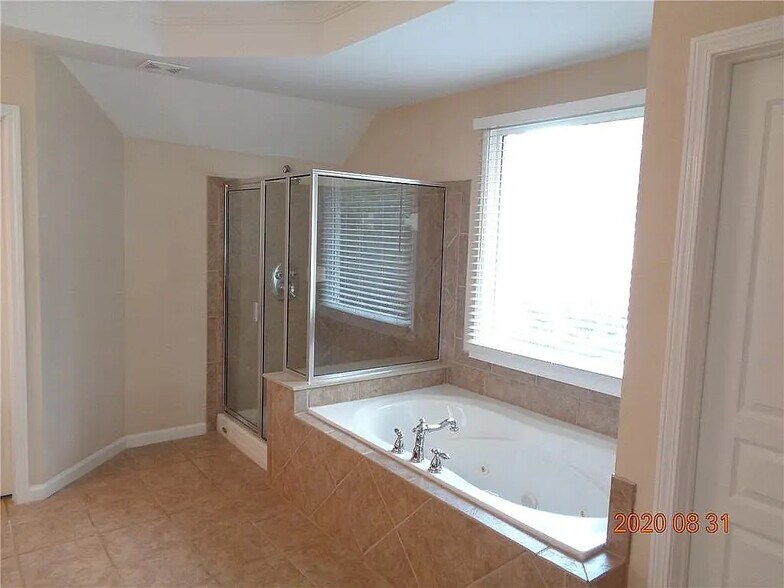 Building Photo - Room in House on Creekview Ridge Dr NE