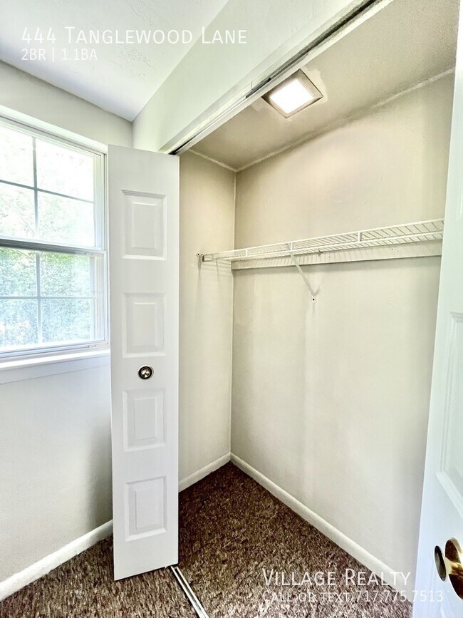 Building Photo - 444 Tanglewood Ln