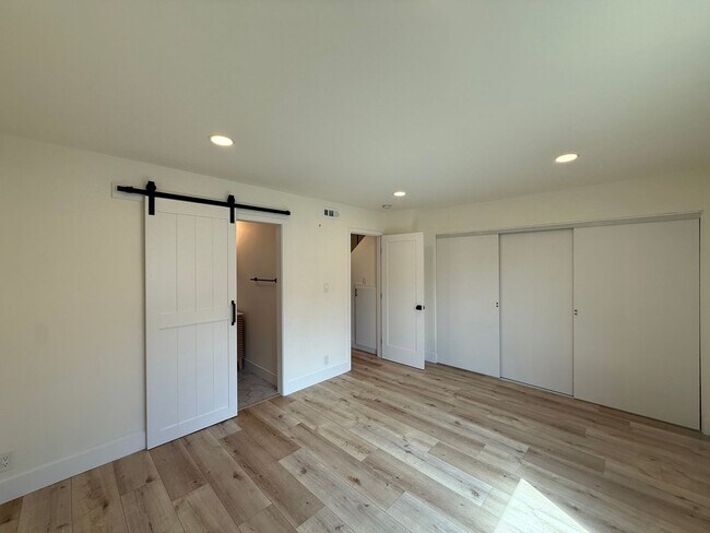 Building Photo - Stunning 2B/2.5BA Townhome in Carlsbad w/ ...