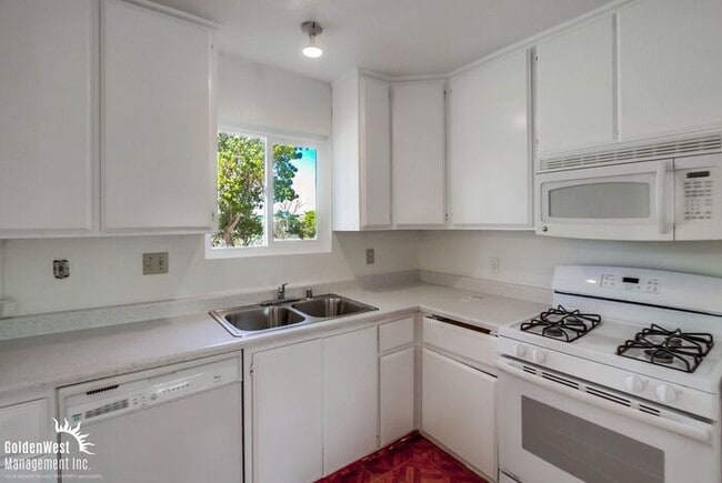 Building Photo - Spacious 4Bdm 2Ba Home with Open Floor Pla...