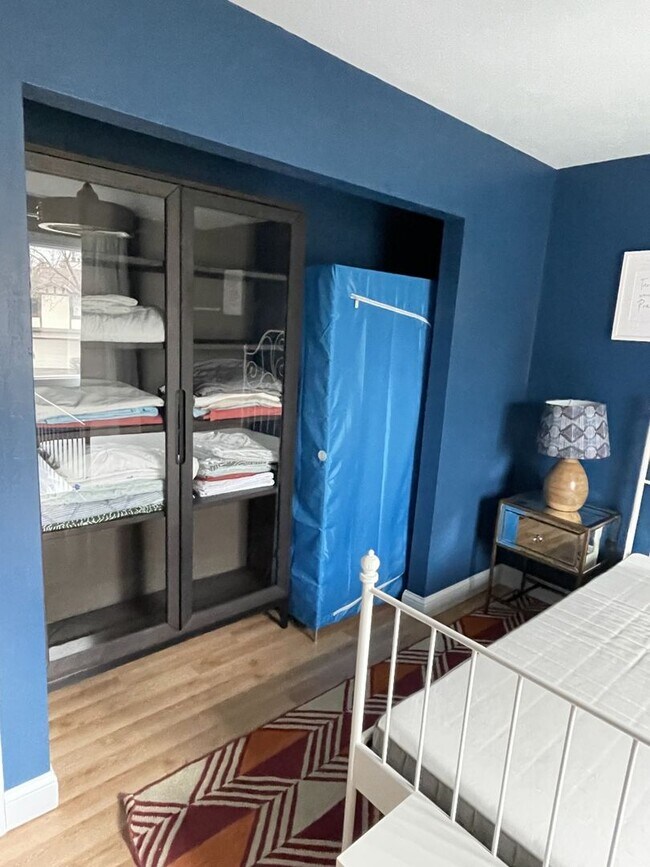 Building Photo - Spacious Townhome 2Bed/1Bath- Available July 1
