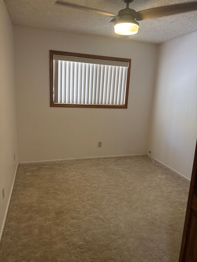 Building Photo - 4 bed, 2 bath, 2 car garage . Boulder City RV parking