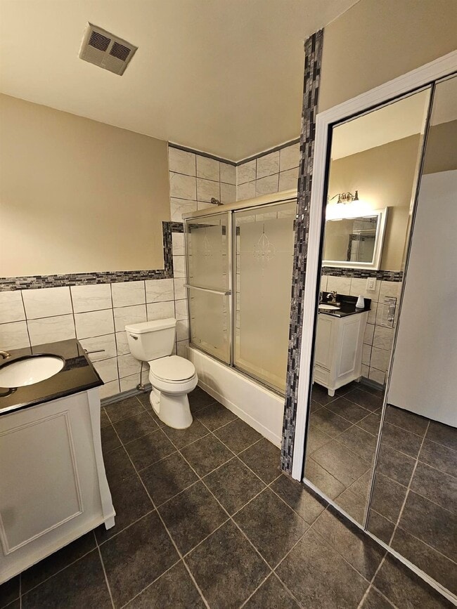 Building Photo - 3 Bedroom Ranch, 2 Full Bathrooms, 2 Car Garage. Large Master Bedroom, Living Room, Family Room, ...