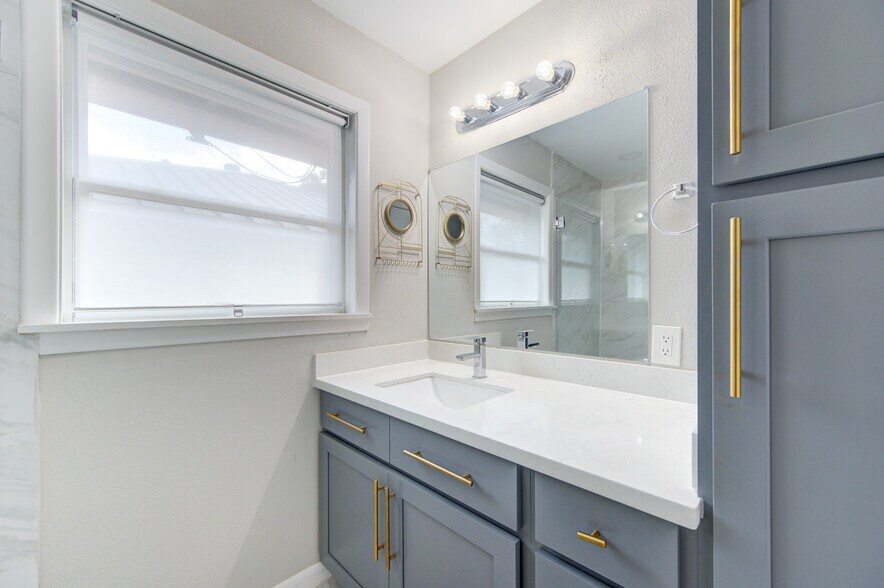 Building Photo - 6026 Clarewood Dr
