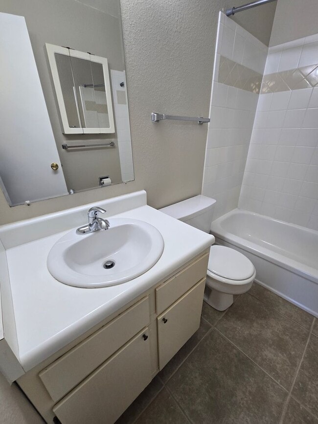 Building Photo - Sunny and Fresh One Bedroom Condo Available For Rent in Louisville!