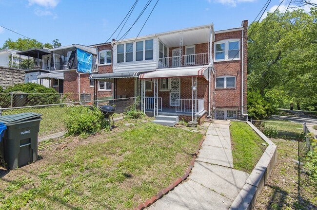 Building Photo - 2600 N Longwood St
