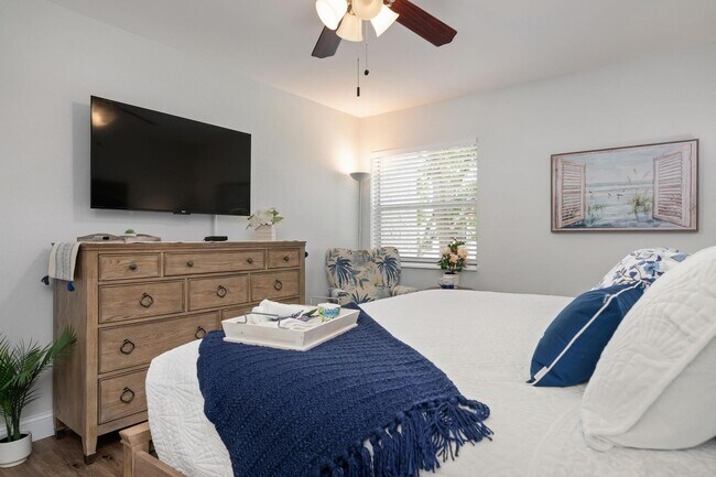 Building Photo - ** THIS UNIT IS AVAILABLE STARTING MAY 1ST 2026!** GORGEOUS 2 BEDROOM, 2BATHROOM, TURNKEY FURNISH...
