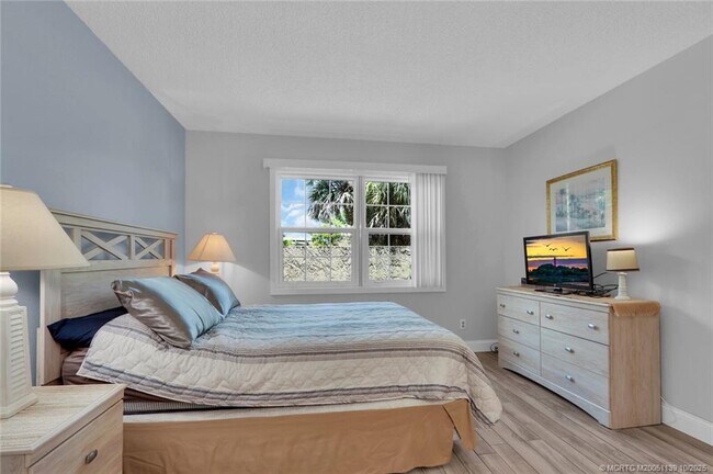 Building Photo - 1504 SE Royal Green Cir