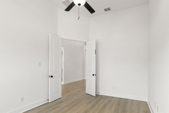 Building Photo - 373 Hollister Dr