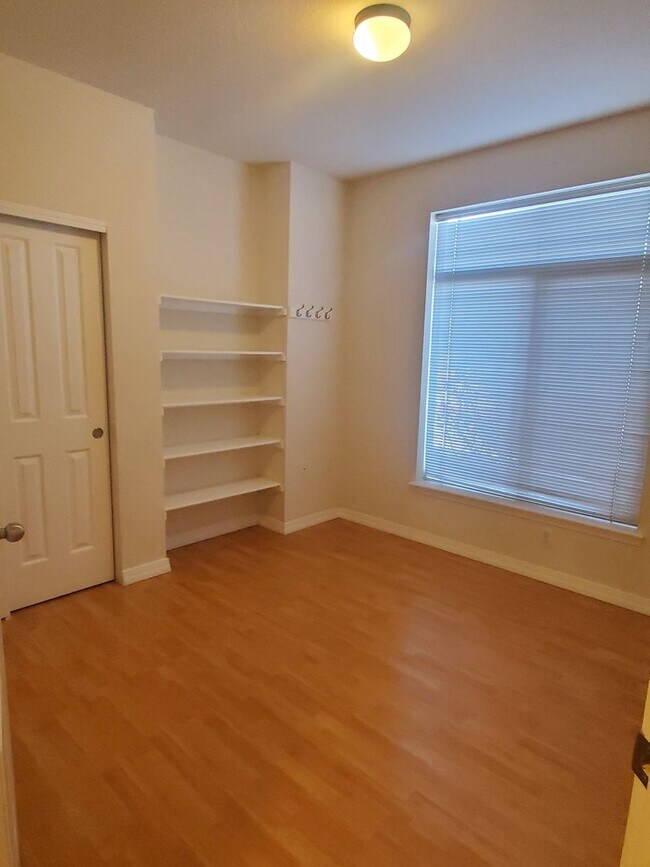 Building Photo - 2 bed 2 Bath Condo with Community Pool!