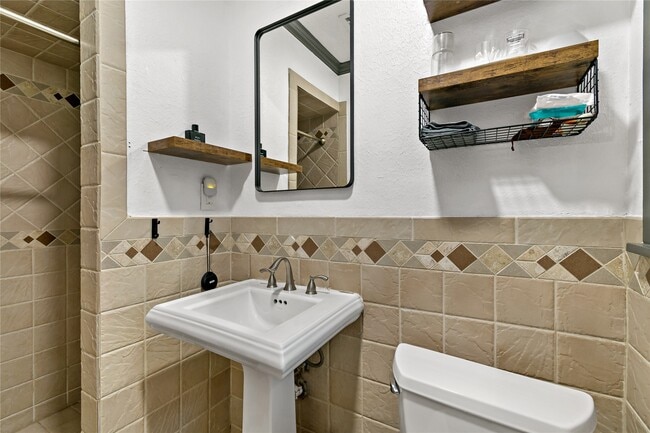 Building Photo - 5923 Moonmist Dr