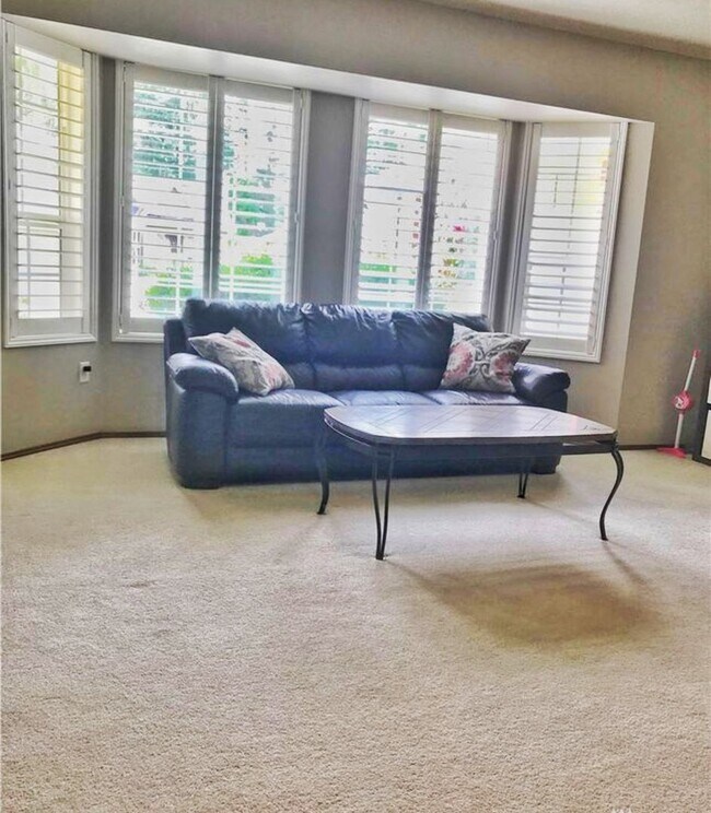 Building Photo - Open, bright and roomy with private backyard