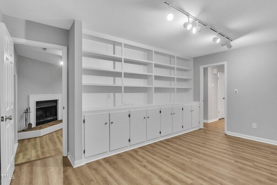 Building Photo - 213 Deepwood Rd