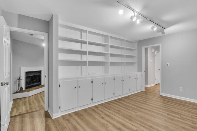 Building Photo - Spacious and Renovated 3BR Townhome in Cha...