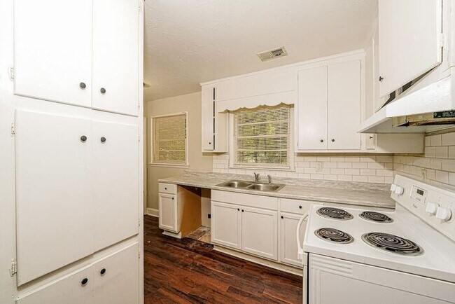 Building Photo - $1250! 3Bed/1Bath in Center Point! Available now! Free Application BLACK FRIDAY DEAL Ends 11/29!