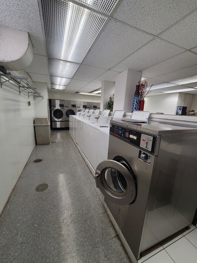 Building Photo - 2400 N Lakeview Ave