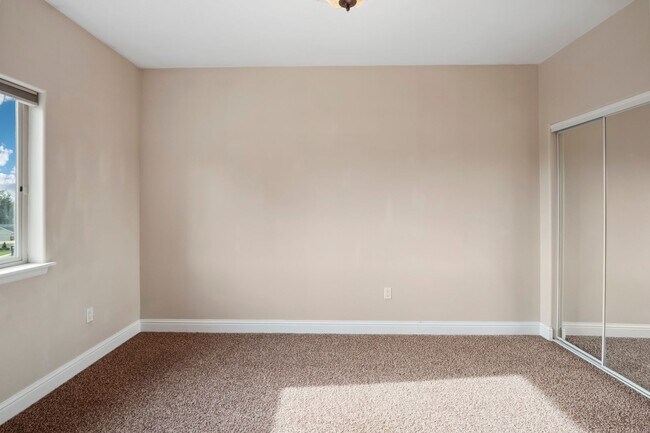 Building Photo - Beautiful Woodridge Home