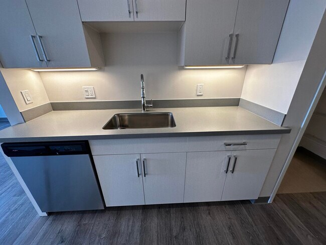 Building Photo - 409 Elm St