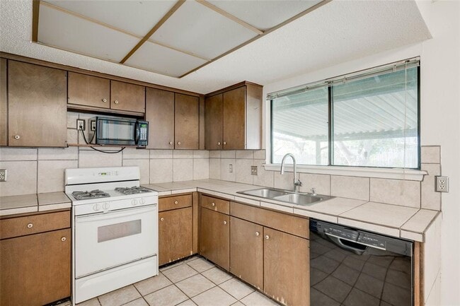 Building Photo - 1402 Meadgreen Cir