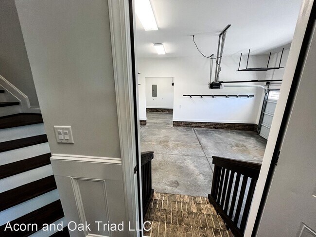 Building Photo - 4 br, 3.5 bath House - 7920 Northwest Mead...