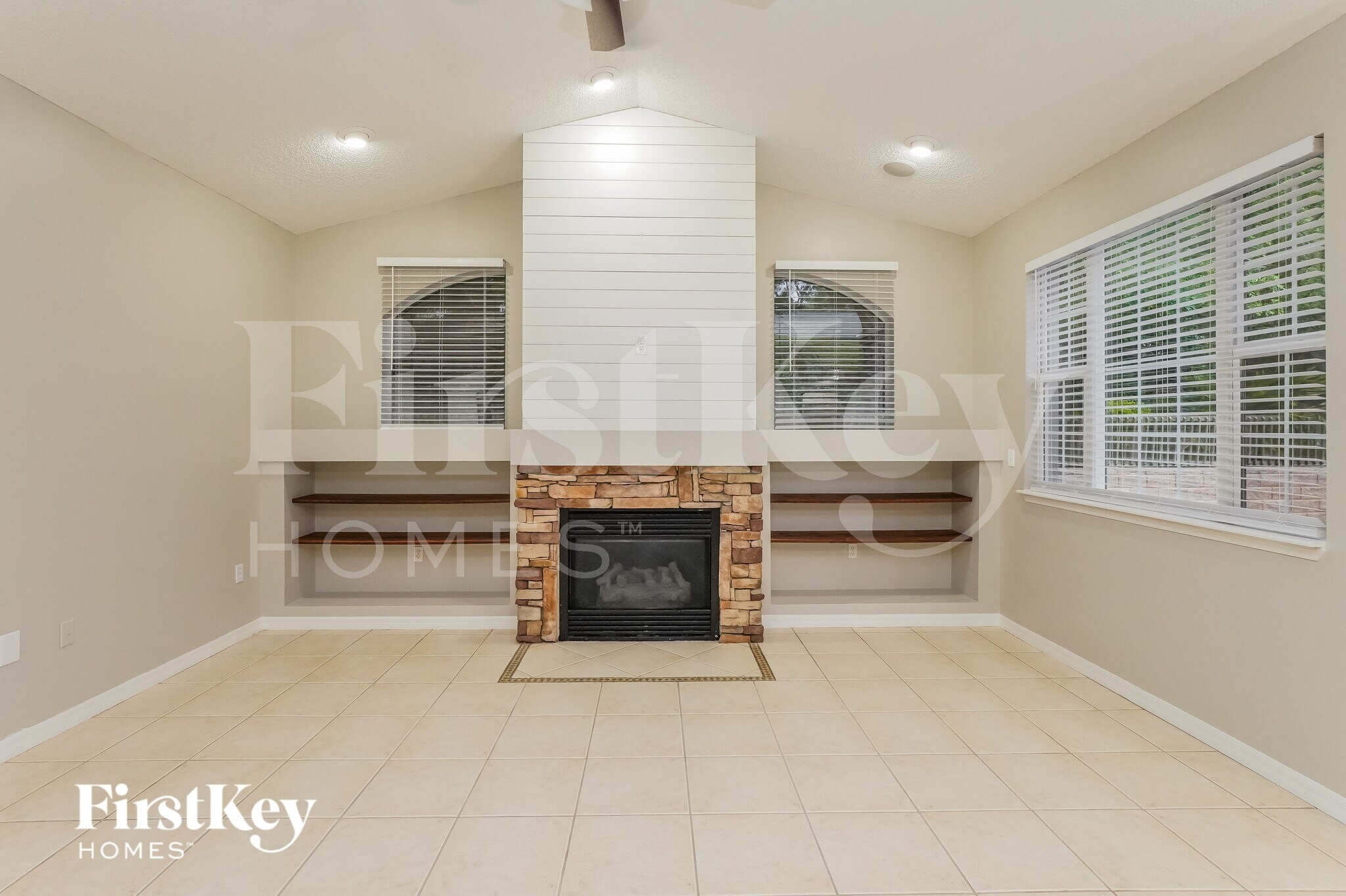 Building Photo - 825 High Pointe Cir