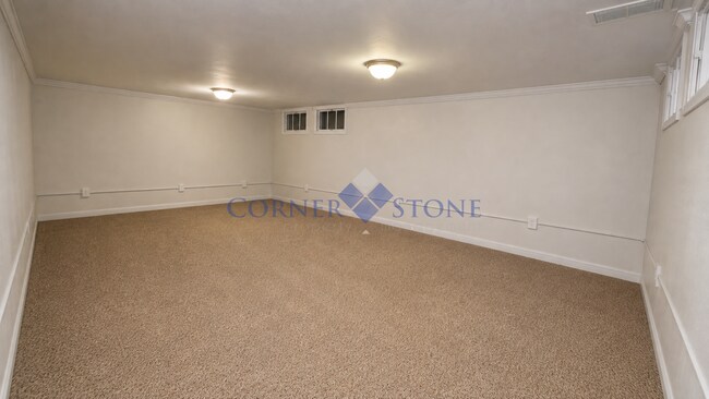 Building Photo - 615 Stadium St