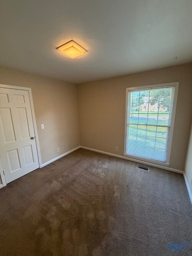Building Photo - 1600 Parklawn Dr