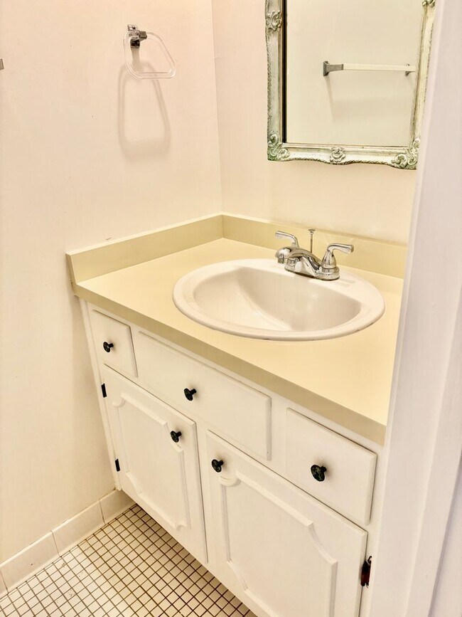 Building Photo - 3 bedroom/1.5 bathroom-Courthouse Green
