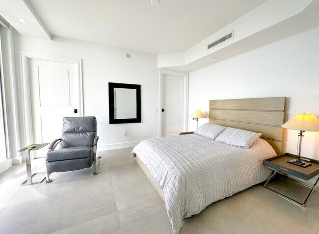 Building Photo - 2700 N Ocean Dr