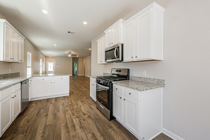 Building Photo - 16427 Honeysuckle Hl Dr