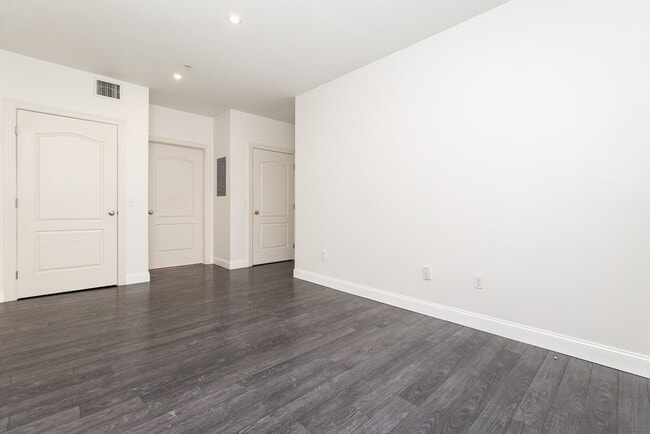 Building Photo - 614 Pond St