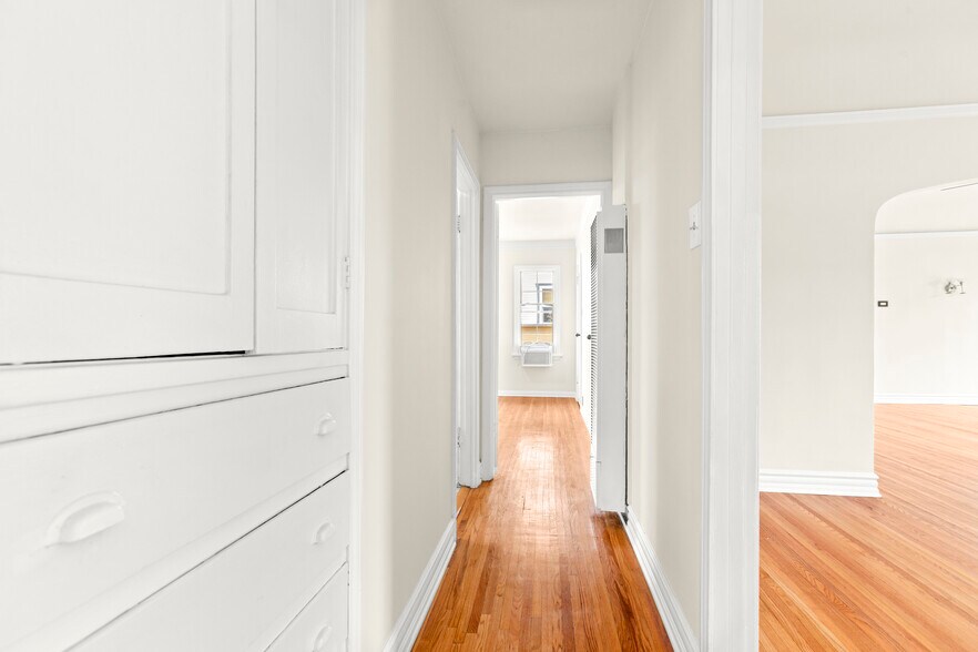 Building Photo - 827 N Laurel Ave