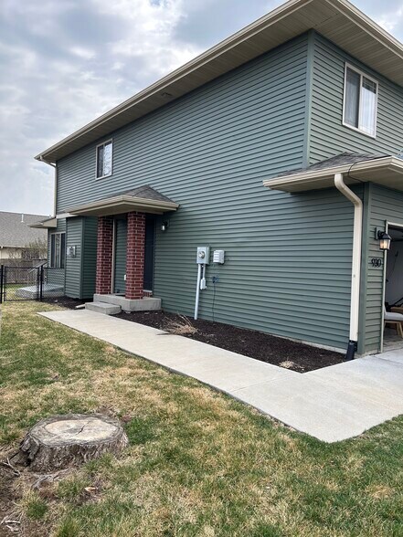 Building Photo - 930 Stinocher St