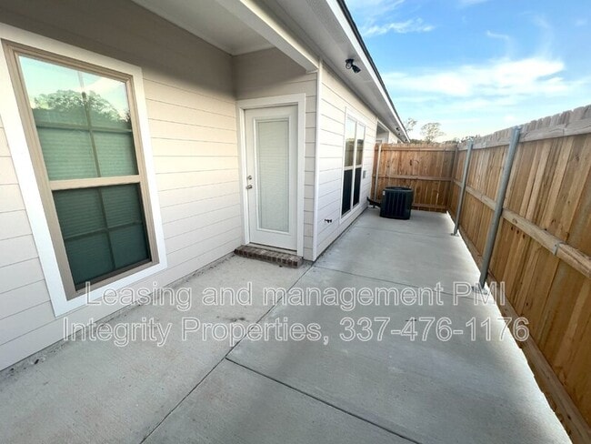 Building Photo - 33260 LA-16