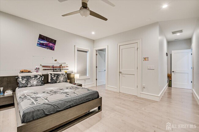 Building Photo - 3979 Park Ave