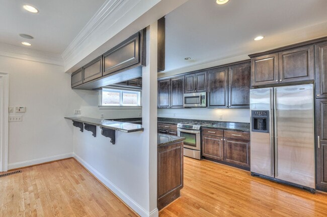 Building Photo - Perfect Brownstone in Sylvan Park near West End