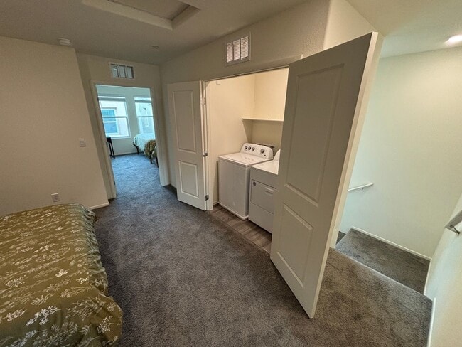 Building Photo - Gorgeous 3Bed/2.5Bath/2Car Townhome located in Southwest Las Vegas- Make the Move for Less: $300 ...