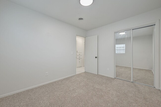 Building Photo - 3133 Delmar Rd