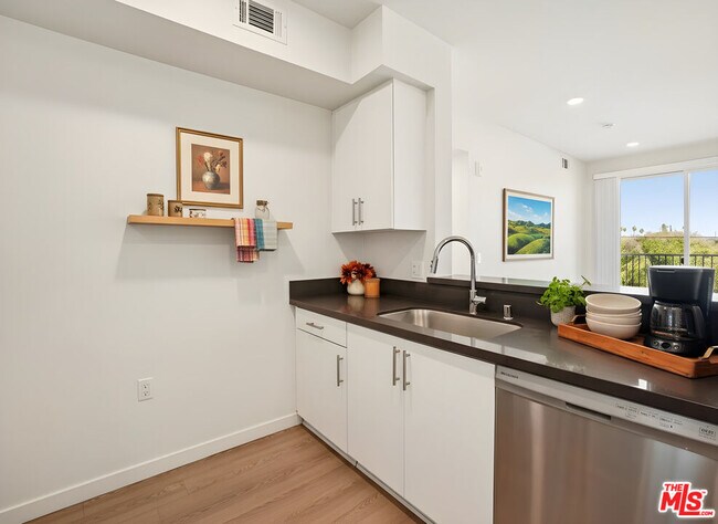 Building Photo - 3518 Chesapeake Ave