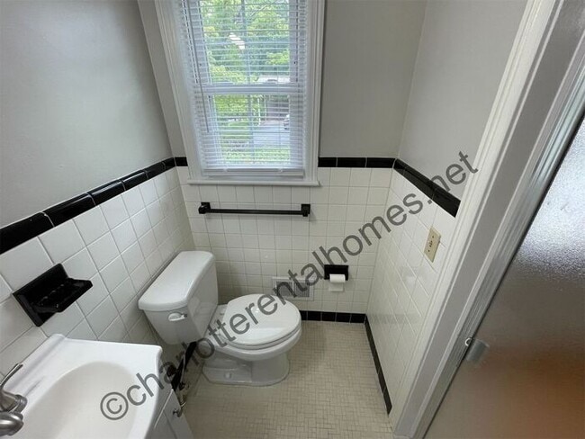 Building Photo - Brick ranch in desirable neighborhood