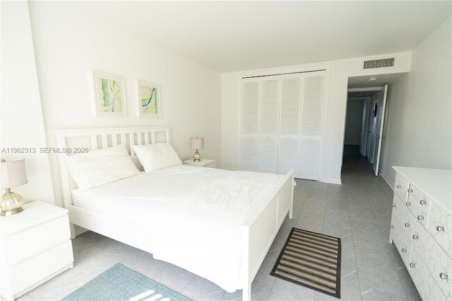 Building Photo - 1021 Hillsboro Mile Unit 204