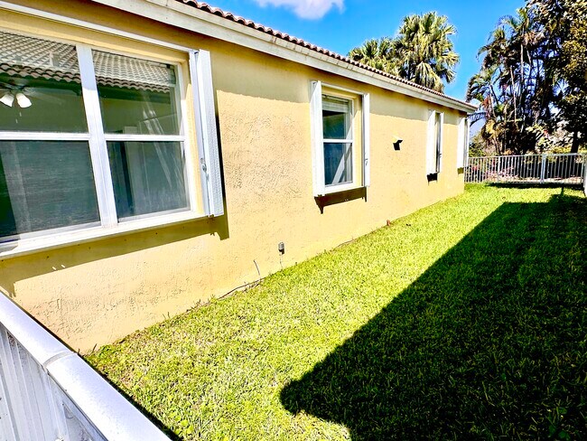 Fenced Yard - 10667 Oak Bend Way