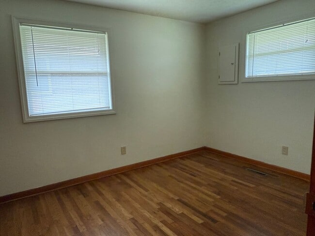 Building Photo - Charming 3BR 1 BA Home with Renovated Kitchen & In-unit Laundry in Worthington